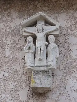 Calvaire sur façade maison.