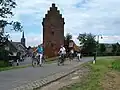 Ville de Megen 650 ans, cyclotouristes devant l'ancienne tour-prison
