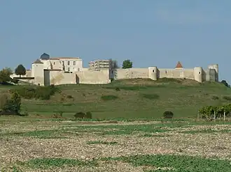 Château de Villebois-Lavalette et les remparts vus du sud-est (Charente).