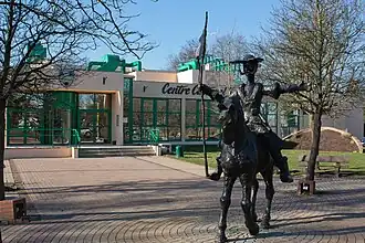 Le Centre culturel Jacques-Brel et la statue monumentale de Don Quichotte par Alex Garcia.