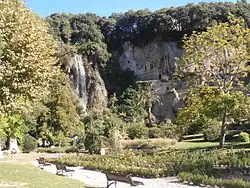 La cascade et le parc.