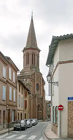 La façade et le clocher.