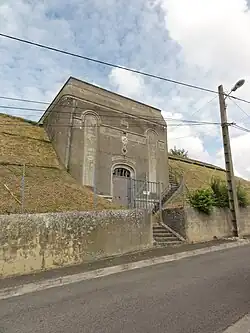 Le château-d'eau dans la ville haute.