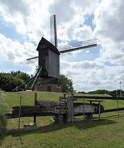 Moulin en bois sur pivot - Moulin des Olieux (Villeneuve-d'Ascq).
