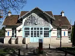 Le bâtiment voyageurs vu de face.