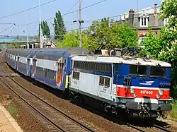 La BB 17002 en livrée Île-de-France en tête d'une rame de VB&nbsp;2N d'un train Mantes&nbsp;– Paris.