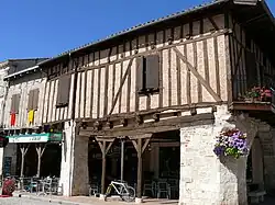 Maison sur cornière à Villeréal.