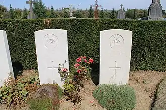 Tombes de deux soldats britanniques du Hertfordshire Regiment.