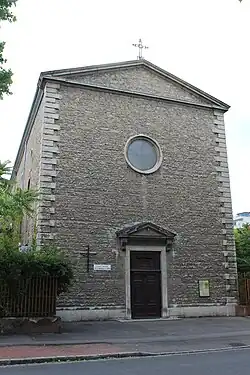 Vue de face de l'église.