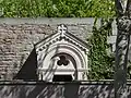 Fronton d'une porte sur le mur sud.