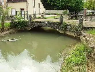 Pont sur l'Ouanne à Villiers-Saint-Benoît.