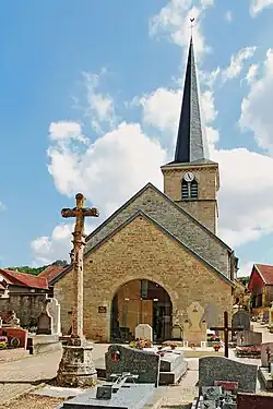 Façade et croix du cimetière.