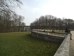 Jardin français avec le viaduc