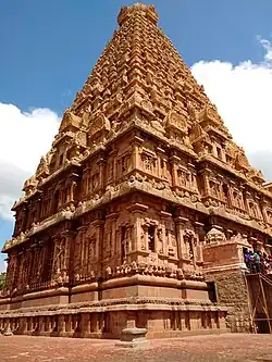 Vue du vimâna en contre-plongée