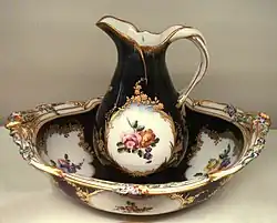 Broc et bassine en porcelaine tendre. Manufacture de Vincennes : Paris (France), Musée des Arts Décoratifs, 1753.