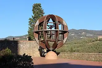 L'Homme de Vitruve, de Mario Ceroli&nbsp;(en)