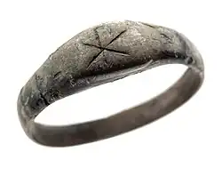 Bague en argent avec chrisme trouvée dans un cimetière chrétien romain tardif à Tongres (Belgique), IVe&nbsp;siècle, Musée gallo-romain de Tongres