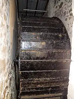 Au départ, une roue à augées de 4&nbsp;m de diamètre et 1,20&nbsp;m de large.