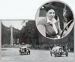 Violette Morris victorieuse du Bol d'or automobile en 1927 sur B.N.C. (Rond-point de l'Obélisque en arrière plan).
