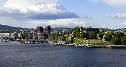 Vue d'ensemble de l'hôtel de ville et de la citadelle d'Akershus.