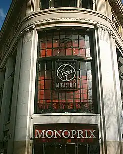 Façade du 52-60, avenue des Champs-Élysées, entrée du Monoprix.