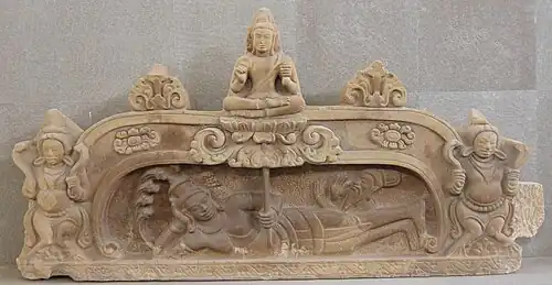 Tympan (inachevé ?): naissance de Brahmā, issu d'un lotus jaillissant du nombril de Viṣṇu, étendu sur le serpent cosmique Ananta. Mỹ Sơn E1. Fin VIIIe siècle Grès, L. 240 cm