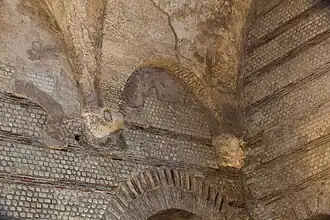 Des corbeaux à la base des arches de la voûte.