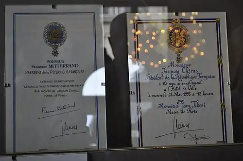 Parchemins exposés à l'hôtel de ville, signés par les présidents François Mitterrand (21 mai 1981) et Jacques Chirac (24 mai 1995).