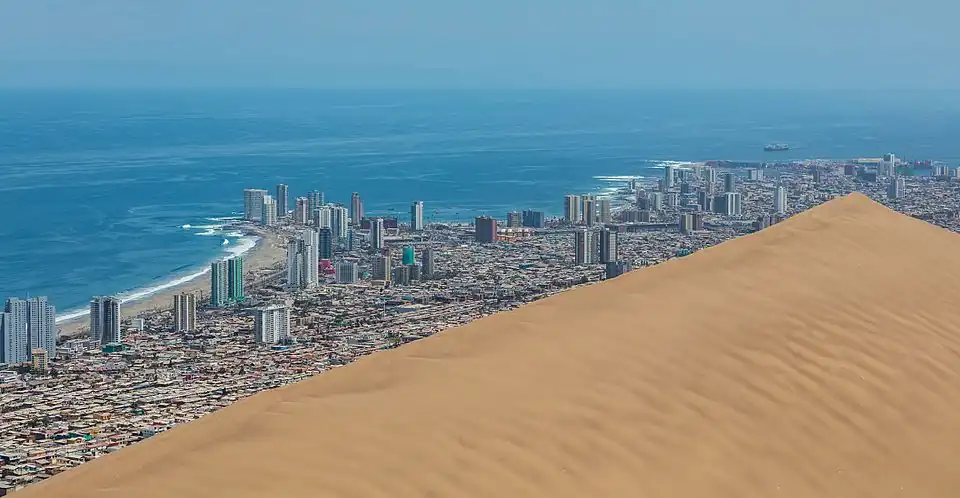 Iquique vu depuis la dune du Dragon.