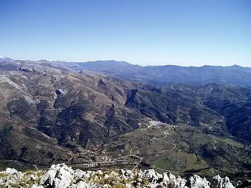 Vue vers le sud-est sur Jimera de Líbar depuis les hauteurs du parc naturel de la Sierra de Grazalema