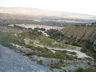 Vue vers l'ouest sur Nigüelas et, un peu plus loin, sur Dúrcal. Nigüelas est à moitié caché derrière l'éperon du mirador de la Razuela.