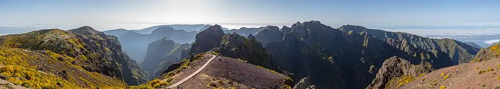 Vue panoramique depuis le Pico do Areeiro ; au centre : le sentier du Pico do Areeiro au Pico Ruivo.