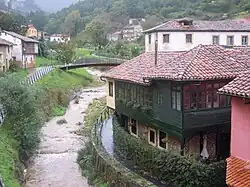 Des maisons au bord de la rivière Nonaya.