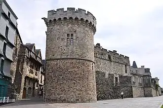 Porte et les remparts à sa droite.