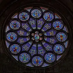 Vitrail en rosace (côté est).