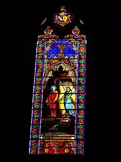 Vitrail au chevet du chœur représentant saint Pierre délivré de ses chaînes par un ange envoyé du Seigneur. Le remplage situé au-dessus représente les armoiries de la famille Mullot de Villenaut.