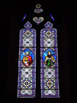 Vitrail latéral sud de la nef. À droite, le roi David tenant une harpe médiévale. À gauche, saint Joseph tenant une branche fleurie de lys symbole de pureté et de chasteté.