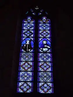 Vitrail latéral nord du chœur au-dessus de l'entrée de la sacristie. Cette baie représente à droite saint François de Sales (1567-1622) et à gauche saint Pèlerin, évêque d'Auxerre au IVe&nbsp;siècle.