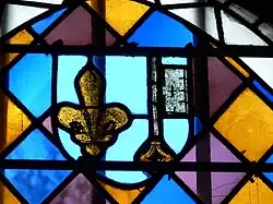 Vitrail du XVe&nbsp;siècle réemployé dans une chapelle du collatéral sud de l'église.