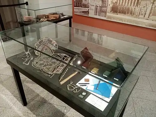 Vitrine présentant des outils et matériaux d'artisans travaillant les vitraux.