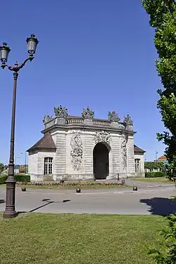 Photographie de la porte du Pont du XVIe, à proximité de l'entrée nord de la ville.