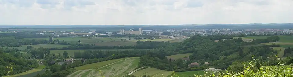 Panorama de Vitry-le-François et de la campagne environnante avec, au centre, la zone industrielle et au premier plan, en contrebas, Vitry-en-Perthois.