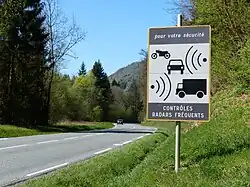 Panneau SR3b annonçant un radar automatique