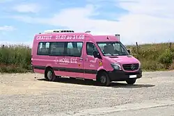 Photographie en couleurs d’un minibus aux couleurs estivales 2022.