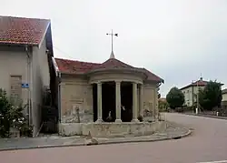 Lavoir sur la rue de la Croix.
