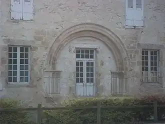 La léproserie de Vivoin, porte romane.