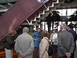 Un groupe de personnes au Parlement Flamand, dont Joke Schauvliege