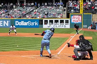 Photographie d'un match de baseball joué devant une foule clairsemée.
