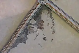 Voûte blanche sur laquelle on peut apercevoir les traces de peintures effacées