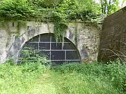 Entrée ouest du tunnel, de plus près.